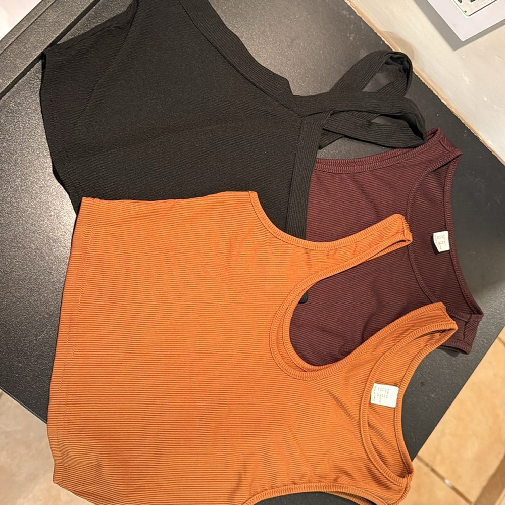 3/25 🔵Three crop tops. Size S.